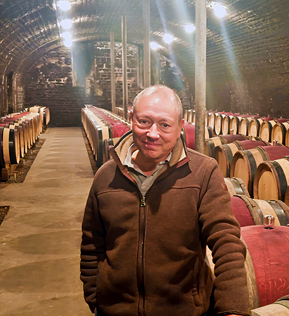 Grégoire Bichot 出身於 Burgundy 享有盛名的 Bichot 家族，然而他並未依循家族既定的酿酒道路，而是選擇用更個人、更貼近自然的方式重新詮釋 Burgundy 的可能性。1995 年，他在 Nuits-Saint-Georges 創立了 Domaine des Clos，以「尊崇自然、最小干預」為核心，邁開屬於自己的釀酒旅程。

與一般想像中外向熱情的酒莊主不同，Grégoire 是個性格極為靦腆、安靜的人。他不善於舞台，也不喜歡喧鬧，反而更願意把時間全部交給葡萄藤與土壤。他常說，風土會說話，而他要做的，是傾聽。這種內斂而敏銳的性格，正深深烙印在他的酒款中：細膩、純淨、優雅、平衡得毫不張揚。

特別是他所釀造的 Beaune 系列葡萄酒，近年來受到越來越多專業人士、侍酒師與藏家高度讚譽。這些酒展現出明亮的紅果香氣、柔滑的單寧與清晰的礦物底蘊，細膩度遠超過一般認知中的 Beaune，帶來令人驚喜的深度與精準度。

儘管性格謙遜內向，Grégoire 的作品卻擁有令人無法忽視的力量。他以極高的專注與節制，讓每一款酒都彷彿能看見葡萄生長的節奏，也能聽見土地的呼吸。Domaine des Clos 在他的帶領下不斷獲得關注，而他也以最含蓄的方式，成為Burgundy新世代中不可忽視的名字。