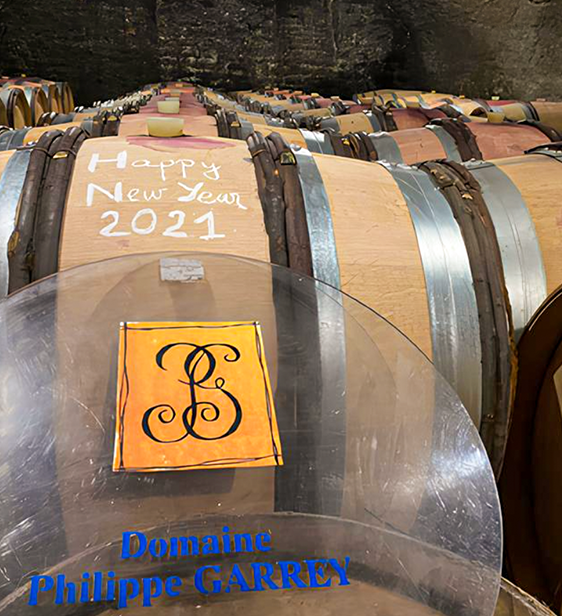 Domaine Philippe Garrey 的全部葡萄園皆集中於 Saint-Martin-sous-Montaigu 一帶，這裡地勢起伏、朝向多變，土壤類型相互交錯，形成 Mercurey 區域中極具代表性的風土馬賽克。白酒村莊級 Mercurey 來自名為 La Chagnée 的地塊，與著名的 Clos du Paradis 相鄰。此處葡萄藤約 30 年樹齡，已進入生產穩定且表現風味精準的黃金期。La Chagnée 所在的斜坡接受良好日照，土壤以黏土—石灰岩為主，具備適度保水性與礦物感，使白酒展現清新與飽滿兼具的結構，往往散發白花、柑橘與細緻礦石的氣息，富有 Saint-Martin-sous-Montaigu 所特有的純淨與張力。

酒莊三個最重要的一級園則位於由 Mercurey 前往 Saint-Martin-sous-Montaigu 的右側山坡上，分別為 La Chassière、Clos du Paradis 與 Clos de Montaigu。這三塊地相距不遠，卻因土壤組成、海拔與藤齡差異，使其葡萄酒風格鮮明，各自展現不同層次的 Mercurey 個性。

La Chassière 以黏土—石灰岩為基礎，但含有較高比例的砂質，使土壤更容易吸熱並促進成熟。這裡的葡萄酒通常較為集中、豐滿而帶有圓潤的果味，同時保有適度的能量與深度。其酒體常散發黑櫻桃、野莓與溫暖香料的調性，是三個一級園中最具直覺吸引力、風味較飽滿的風格。

緊接在側的 Clos du Paradis 則是一塊以黏土質為主的地塊，藤齡高達 60 年。厚重的黏土層賦予葡萄更多的濃度與結構，使酒款呈現細緻的紅莓、草莓、櫻桃果香，口感綿密、柔和，單寧細緻且整體風格更偏向優雅與滑順。Clos du Paradis 以其「柔美且深邃」的氣質，被視為 Garrey 的經典代表之一。

位於更高處的 Clos de Montaigu 則種植於 1959 年的老藤，以礦物風與香料感聞名。此地塊石灰岩含量高、排水性佳，使葡萄自然呈現緊緻、純淨與垂直感的結構。其酒款常帶有紫羅蘭、黑醋栗、細緻礦物與淡雅香料，收尾筆直且具陳年潛力。Clos de Montaigu 是三者中表現最深刻、最具有歲月張力的風格。

整體而言，Philippe Garrey 的葡萄園風土多樣卻和諧，每個地塊都以自身的特色展現 Mercurey 的神髓。透過自然農法與細緻的人工照顧，這些土地在 Garrey 的手中得以以最純粹、最立體的方式呈現，從酒杯中清晰感受到地塊與年份的差異，也讓其酒風在 Burgundy 南端的 Mercurey 中獨樹一幟。