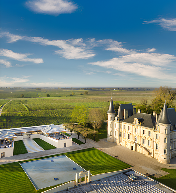 Les Tourelles de Longueville 的風格核心源自 Château Pichon Baron 旗下 Saint Anne 地塊，這片約十四公頃的葡萄園以早熟、表現穩定而聞名。Saint Anne 的土壤組成以砂礫與黏土為主，能使 Merlot 品種展現出良好的成熟度與細緻的香氣層次。由於此地塊的葡萄品質穩定，且具有獨特的芳香強度與柔和結構，因此成為 Les Tourelles de Longueville 風味個性最重要的來源。

以 Merlot 為主要葡萄，使這款紅酒在風格上與 Pauillac 一般以 Cabernet Sauvignon 為主的結構型風格不同。Merlot 帶來圓潤飽滿的紅莓果香、柔滑細膩的口感與親和的單寧，使酒款在年輕時便具備宜人的飲用表現。其果香奔放、口感順暢，因此無需長時間陳年即可展現其魅力。然而，隨著數年瓶中熟成，它仍能進一步發展出更豐富的香氣、甘草及黑巧克力般的深層風味，展現良好的陳年潛力。

Les Tourelles de Longueville 以其 Merlot 主導的柔美風格，呈現 Château Pichon Baron 旗下更為親切、易飲且風格鮮明的一面。它既保留酒莊一貫的精準與優雅，又以獨特的果香與質地展現 Saint Anne 地塊的個性，是一款兼具立即享受與細緻深度的佳釀。