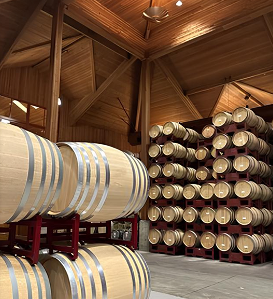 Cakebread Cellars創立時只有22英畝葡萄園。隨著時間推移，擴展至Napa Valley和Anderson Valley的16個莊園葡萄園，共計1,600英畝，其中600英畝種植了葡萄。這些葡萄園涵蓋了多樣的微氣候和土壤——從涼爽、霧氣縈繞的山坡到陽光充沛的谷底——每一個都為我們的葡萄酒賦予獨特的風味特徵。這樣的多樣性使酒莊能夠釀造出具有卓越深度、複雜性和地方特色的葡萄酒。