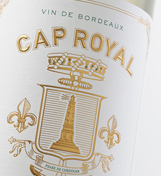 Pierre Montégut，2022 年起擔任 AXA Millésimes 所屬酒莊的監製釀酒師，這位來自Bordeaux 的酒界匠人，以對風土（terroir）的敏銳洞察與精緻工藝聞名。他將對土壤的真實聲音視為釀造的核心，並相信透過細緻的葡萄園管理與橡木桶熟成，才能讓每支酒作品彰顯出地區特質與時間深度。

在 Cap Royal 系列中，他特別為 Bordeaux Sauvignon Blanc 精選出Bordeaux優質乾白風土中最具香氣的葡萄批次，以「純淨」為調和核心，讓酒液呈現清晰、優雅的輪廓，並保留葡萄最初的芳香與活力。

Bordeaux Supérieur Red 則來自 Médoc 地區典型且具複雜性的葡萄批次，經過傳統Bordeaux方式於橡木桶中熟成，展現木質風味與圓潤酒體，讓人一飲即能感受到 Médoc 偉大葡萄園的印記。Pierre Montégut 的釀造哲學：用最真實的地塊、最嚴謹的工法，創造一支值得全球葡萄酒愛好者信賴的參考酒款。