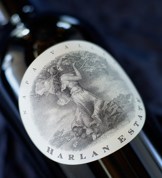 Harlan Estate成立於1984年，位於加州Oakville西部山丘——Napa Valley的中心地帶。酒莊占地240英畝(約97公頃)，坐落於著名的Oakville台地之上，擁有自然的美景，其海拔從225英尺(68米)到1,225英尺(374米)不等。Harlan被森林所圍繞，酒汁透露出森林的氣息，反映出忠實的風土精神。
